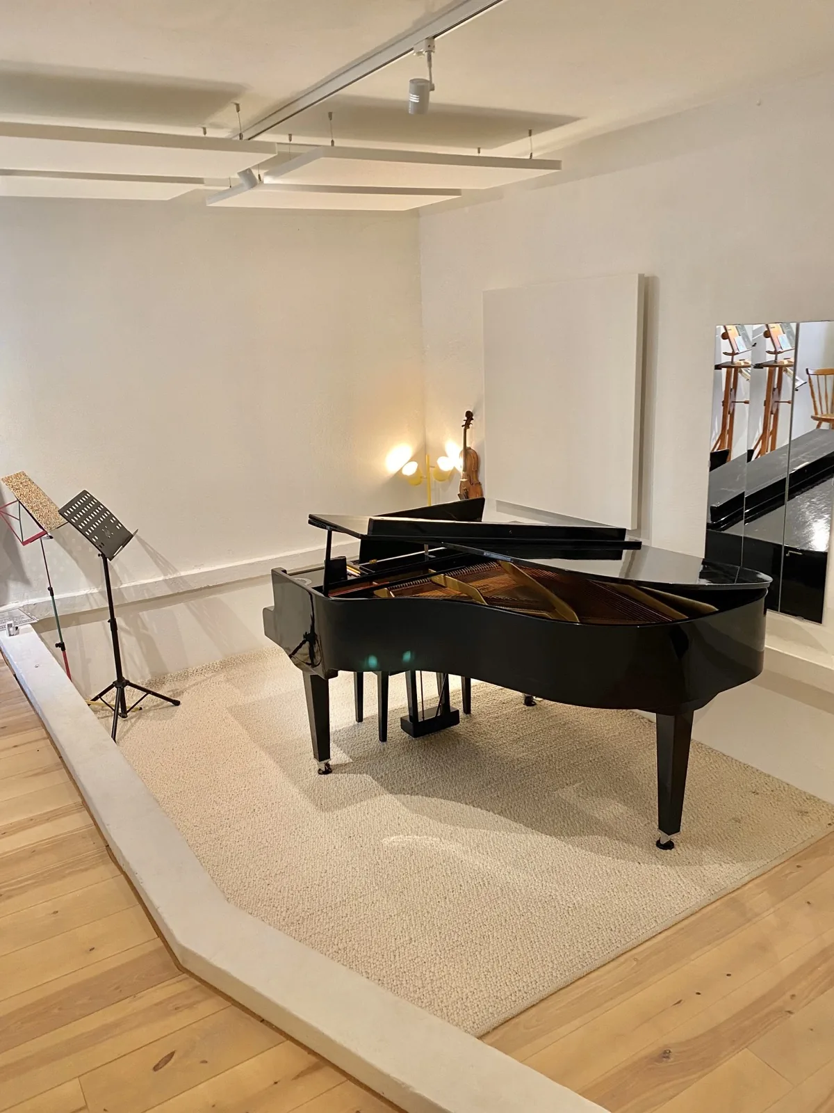 Unterrichtsstudio der Penny Violin Academy in Freiburg mit Flügel